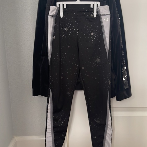 More Than Magic Velour Suit. Size 6/6x. - Picture 4 of 4